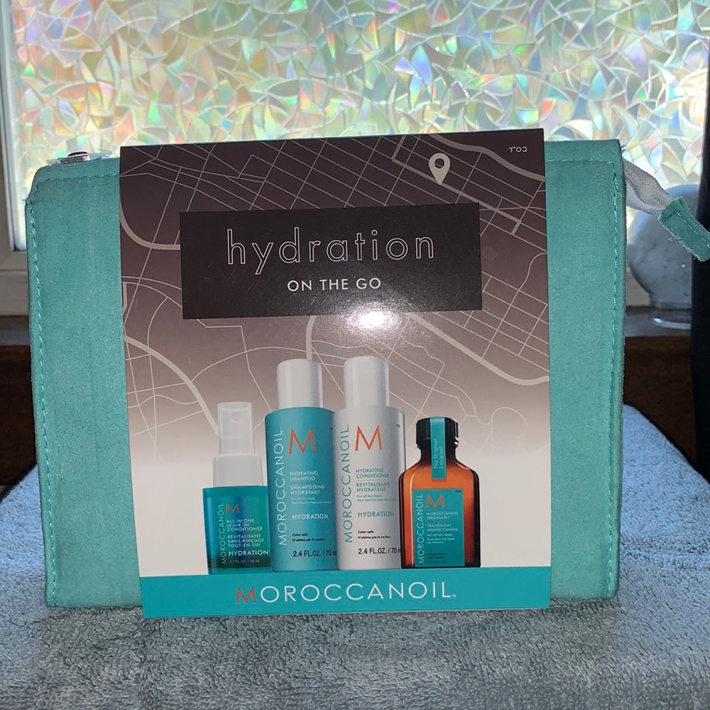 Brand new, in makeup bag Moroccanoil travel set